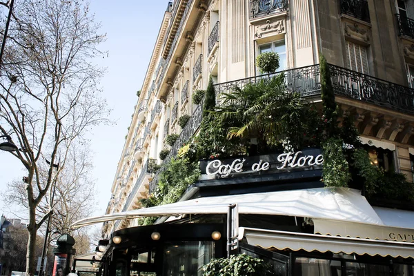 Ηλιόλουστος Παριζιάνος Και Cafe Flore — Φωτογραφία Αρχείου