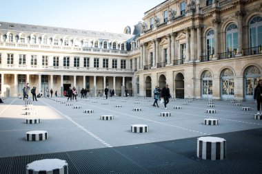 Bahar ışığında Paris'te ünlü enstalasyon