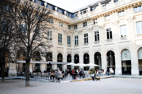 Czas Lunch Wiosennym Słońcu Palais Royal — Zdjęcie stockowe