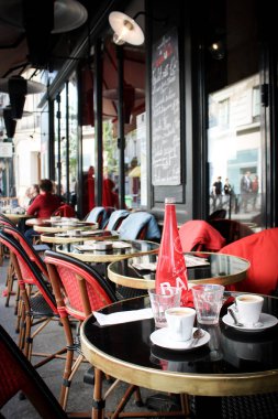 Paris'te iki fincan kahve ve bir şişe suyla öğle yemeği