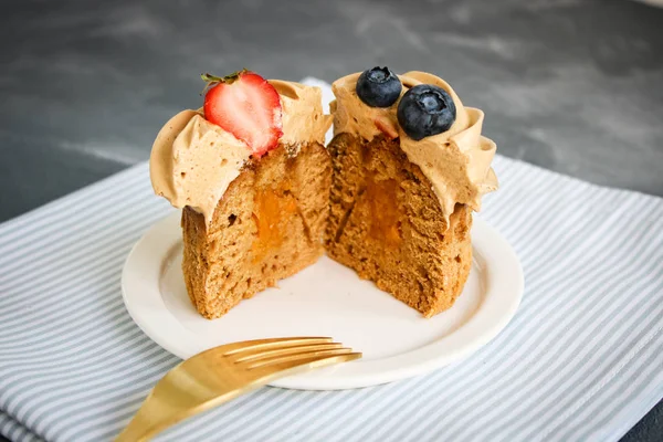 Hälsosam Cupcake Med Jordgubb Och Blåbär — Stockfoto