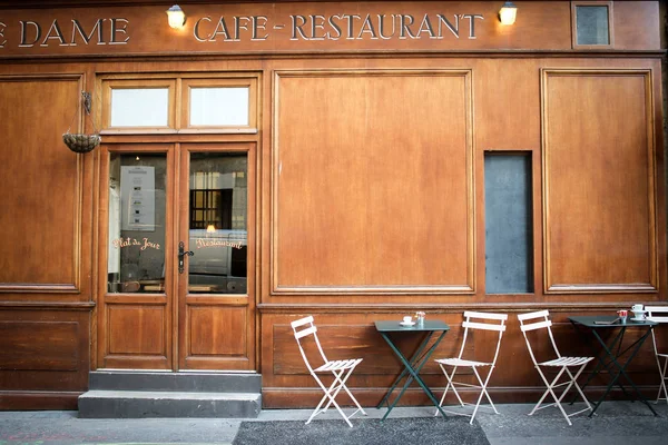 Mesas Restaurantes Vacías Esperan Turistas Hambrientos Cerca Notre Dame —  Fotos de Stock