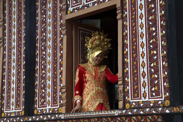 Femme Sumatra Ouest Dans Cadre Robe Mariée Traditionnelle Dans Fenêtre — Photo