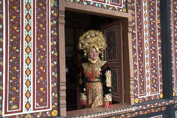 Femme Sumatra Ouest Dans Cadre Robe Mariée Traditionnelle Dans Fenêtre — Photo