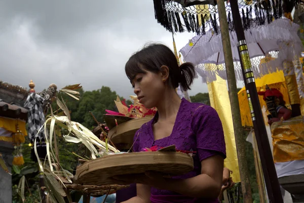 Les Femmes Balinaises Offrent Des Offrandes Lors Des Cérémonies Religieuses — Photo