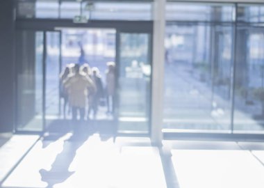 Çok ırklı yaratıcı gençlerin modern ofis.