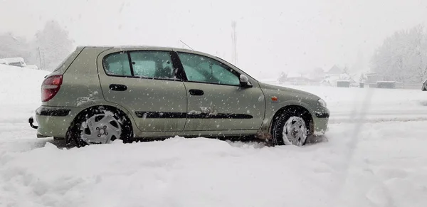 雪に覆われた冬の道路上の車のタイヤ — ストック写真