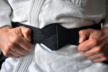 siyah kuşak bağlama