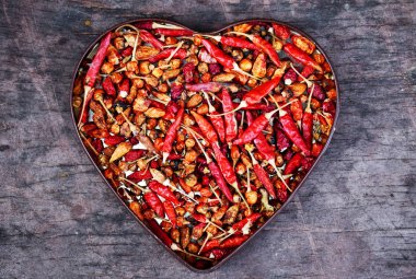 eski ahşap masa üzerinde kırmızı biber kalp şekli