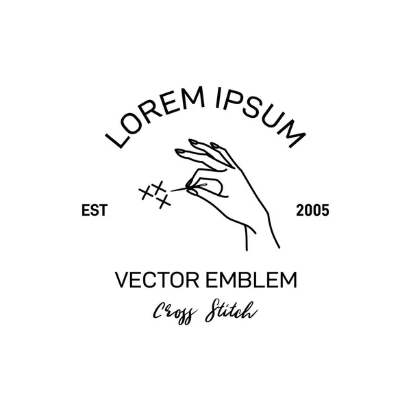 Kors stygn logo typ. Vektor emblem broderi. Illustration av kvinnlig hand Holding Needle — Stock vektor