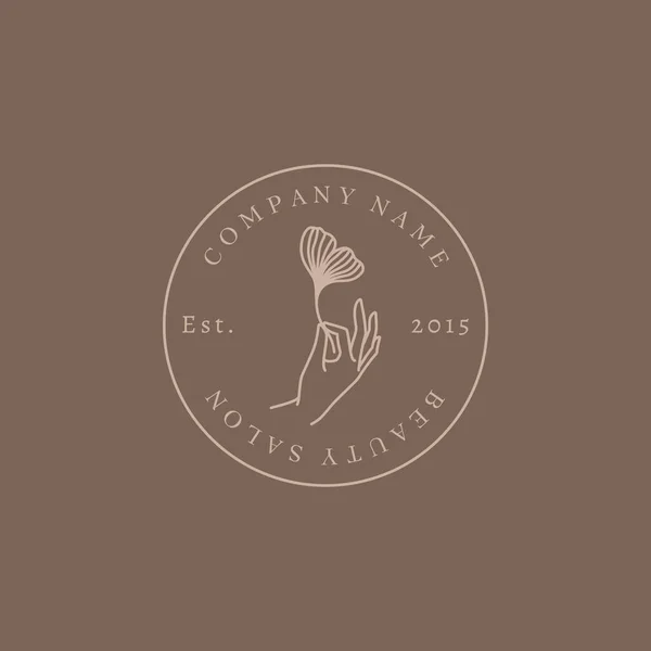 Schoonheidssalon Logo hand in hand met een Ginkgo blad In trendy lineaire minimalistische stijl. Vector ronde embleem schoonheid studio — Stockvector