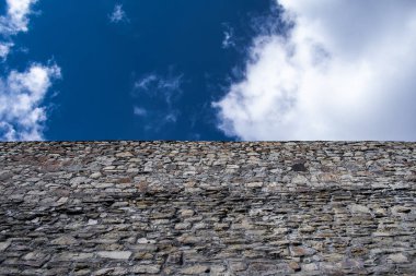 gökyüzü ve taş duvar arka plan üzerinde bulutlar
