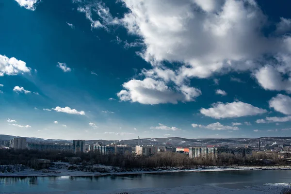 Wolken over de rivier en de stad Novokuznetsk — Stockfoto