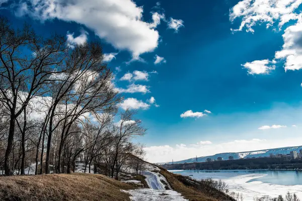 bahar orman ve nehir, bulutlar ve çözülmüş yamalar