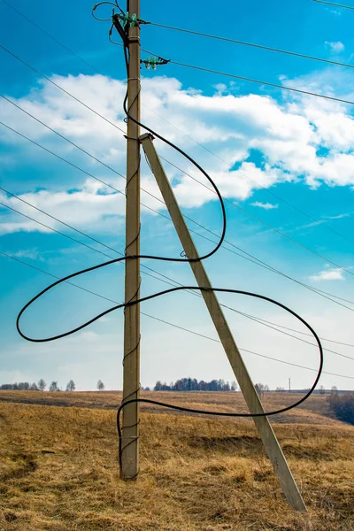 mavi gökyüzüne karşı alanında elektrik kablosu