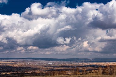 yerden büyük bulutlar