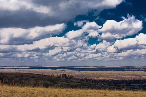 Stora moln över marken — Stockfoto