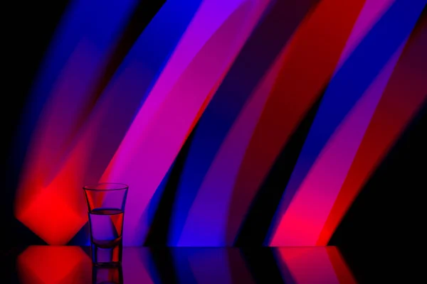 renkli çizgili soyutlama arka planda votka cam