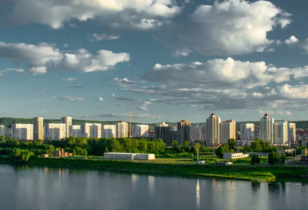 Uitzicht op de stad van huizen en rivieren en wolken — Stockfoto