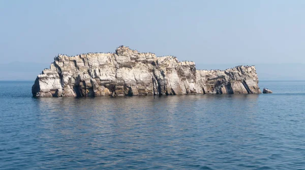 mavi göl Baykal gölü ve taş kaya