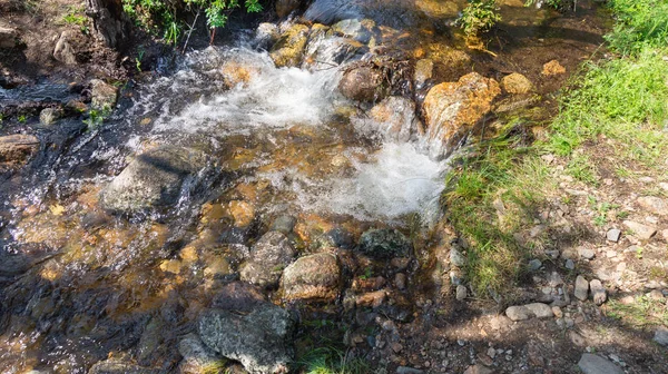olkhon adasında taşlar arasında saf kutsal bahar