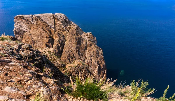 kaya ve mavi göl Baykal üzerinde çim