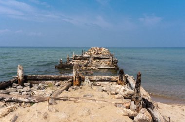 Baykal Gölü'nde terk edilmiş liman; büyük bir plan