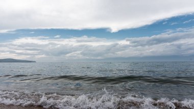 Baykal Gölü'nde dalgalar ve bulutlar gökyüzü