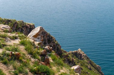 Baykal Gölü üzerinde kayalık uçurum