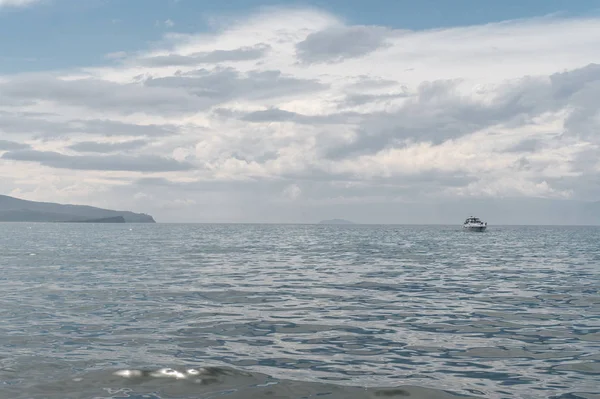 göl baykal ufukta tekne