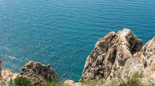 Schittering van de zon op het Baikalmeer water — Stockfoto