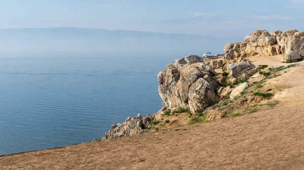 baykal gölünün kayalık plajı