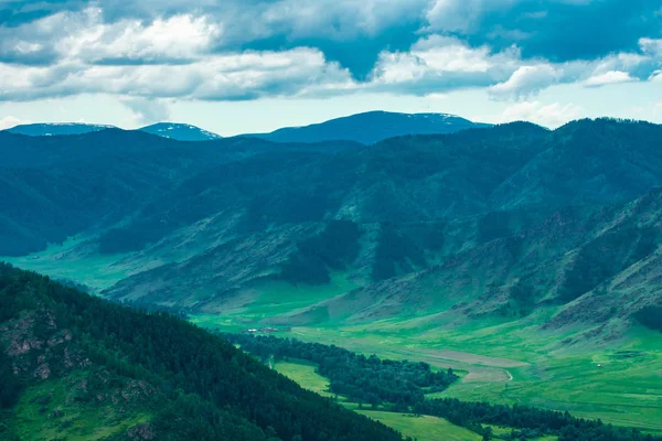 Mavi Dağlar ve fırtına bulutlar Vadisi