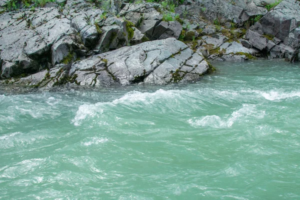 kayalar arka planda turkuaz nehir