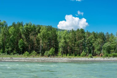 Nehrin üstündeki mavi gökyüzünde yalnız beyaz bulut