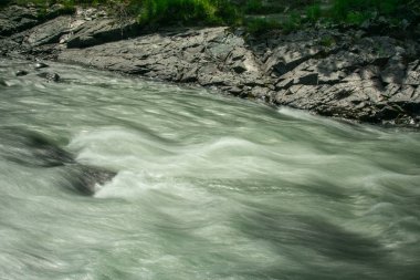 kayalık bir kıyıya karşı su bulanıklık uzun pozlama