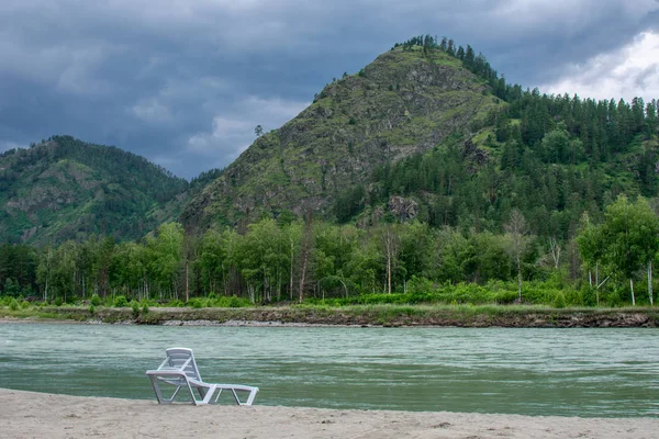 dağın altında nehir kıyısında boş şezlong