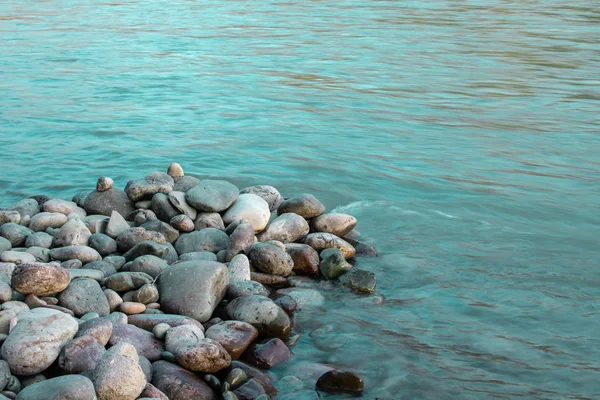 Türkisfarbener Fluss und Steine am Fluss — Stockfoto