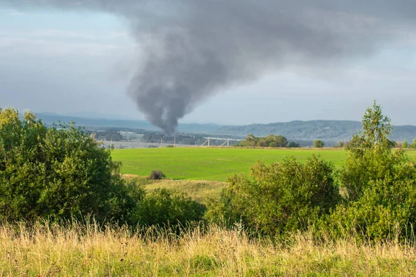 alanında siyah duman yanıyor