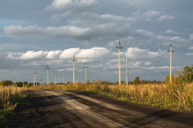 bir fırtına önce teller ve gökyüzü ile yüksek gerilim direkleri