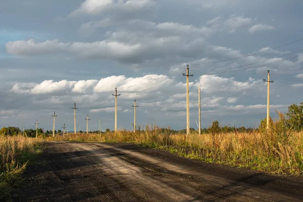 bir fırtına önce teller ve gökyüzü ile yüksek gerilim direkleri