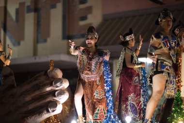 Aydınlatmalı gece geçit töreni