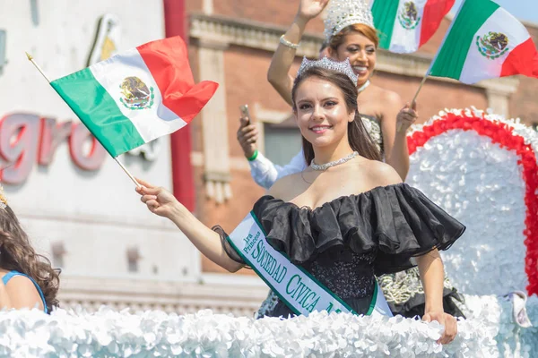 El Desfile de la Independencia Mexicana de la Calle 26 —  Fotos de Stock