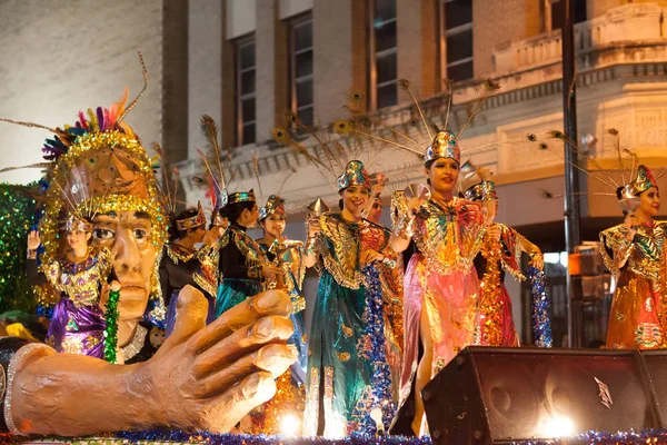 Desfile nocturno iluminado — Fotografia de Stock