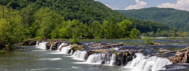 Sandstone Şelalesi, New River, yaz aylarında, Shady Spring bulunan, Batı Virginia, Amerika Birleşik Devletleri