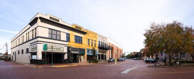 Nacogdoches, Teksas, ABD - 16 Kasım 2019: Eski tarihi binalar ve tuğla kaplı caddelerle şehir merkezi manzarası