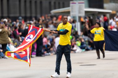 Houston, Teksas, ABD - 28 Kasım 2019: H-E-B Şükran Günü Geçidi, Bahama Brass Grubu üyeleri, geçit töreninde