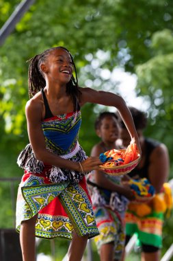 St. Louis, Missouri, ABD - 24 Ağustos 2019: Uluslar Festivali, Tower Grove Park, Sunshine Community Performance Ensemble üyeleri, geleneksel kıyafetler giyerek, Batı Afrika 'dan geleneksel müzik dansları yaparak
