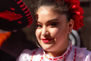Matamoros, Tamaulipas, Meksika - 20 Kasım 2019: The Mexico Revolution Day Parade, geçit töreninde geleneksel Meksika kıyafetleri giyen genç kadınlar