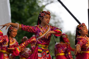 St. Louis, Missouri, ABD - 25 Ağustos 2019: Uluslar Festivali, Tower Grove Park, St. Louis Modern Çin Okulu üyeleri, geleneksel giysiler giyerek, Çin 'den geleneksel danslar yaparak